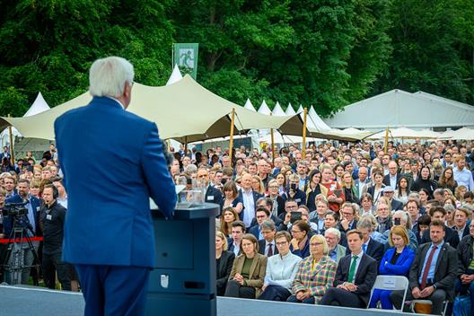 Im Rahmen der Woche der Umwelt 2024 in Berlin haben der Bundespräsident und die Deutsche Bundesstiftung Umwelt die Öffentlichkeit in den Park des Schloss Bellevue eingeladen. 