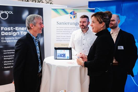 Prof. Adam und sein Team stellen das Projekt „Smart Energy Hub Düsseldorf/Mettmann“ vor. Entwickelt werden zwei Web-Apps: Das „Fast-Energy-Design-Tool“ zur KI-Optimierung von Energiesystemen und der „Sanierungslotse“ für energetische Sanierungen.